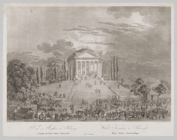 S/G/442/ML - Widok kościoła  p.w. Wniebowziętej Bogurodzicy w Puławach (1800 - 1803) wg proj. Ch. P. Aignera. Budowla na planie koła, z kopułą i 6-kolumnowym portykiem z trójkątnym naczółkiem zwieńczonym krzyżem. Korpus kościoła wieńczy gzyms, na bębnie dwa półkoliste okna. Głowice kolumn korynckie, na architrawie belkowania majuskułowy napis : WNIEBOWZIĘTEY BOGA RODZICY. Po obu stronach świątyni strzeliste drzewa - cyprysy (?) Z lewej strony, w głębi fragment ukrytej wśród drzew dzwonnicy. Do kościoła prowadzą po zboczu szerokie schody o niskich stopniach, na nich grupy postaci. Na pierwszym planie, u stóp wzgórza wielopostaciowa scena figuralna przedstawiająca targ. 
Wśród straganów grupy spacerujących lub kupujących ludzi, jeźdźcy, powozy konne i liczne zwierzęta. W tle za kościołem malowniczo zachmurzone niebo z kłębiącymi się chmurami. Detale odtworzone w sposób szczegółowy, przedstawienie utrzymane w szerokiej gamie 
szarości, operujące miękkimi, ale wyraźnie wyodrębniającymi się plamami.