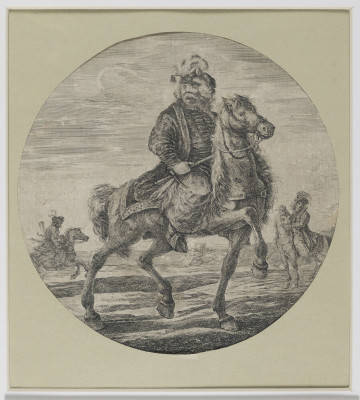 S/G/242/ML - Kompozycja w kole wpisanym w kwadrat. W centrum jeździec na koniu. Mężczyzna 3/4 na lewo, twarz okrągła, z wąsami, okolona półdługimi włosami, wystającymi spod ozdobionego pórami kołpaka. Ubrany w delie i długi żupan z pętlicami. W prawej ręce nadziak. Koń 3/4 w prawo, 
w stępie, okryty czaprakiem. W głębi po jego obu stronach jeźdźcy na koniach. W tle, z lewej brzeg morski, po prawej fragment pagórkowatego terenu. Niebo zaznaczone poziomymi kreskami.