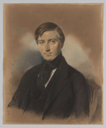 S/G/3735/ML - Portret mężczyzny, do pasa, en face. Włosy  krótkie, z przedziałkiem, grzywka zakrywająca  prawą część czoła.  Oczy duże, lekko wypukłe, szaroniebieskie,  łuki brwiowe szerokie, regularne. 
Długi, lekko garbaty nos, usta o mięsistych wargach, w delikatnym uśmiechu. Ubrany w czarny surdut z kamizelką, białą koszulę z wysokim kołnierzykiem. Pod szyją halsztuk z wpięta spinką.
Mężczyzna siedzący w fotelu, którego fragment oparcia widoczny za postacią, z prawej. Tło stopniowane - od bieli do ciemnej szarości. 
