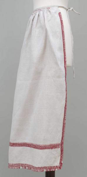 E/7939/ML - Fartuszek lniany zdobiony pośrodku, po bokach i na dole czerwonym haftem, przymarszczony w pasie, wiązany na troczki.