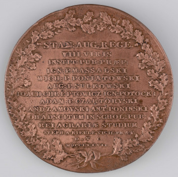 N/1584/ML - AV. Głowa króla w wieńcu dębowym w profilu w prawo.

RV. Czternastowierszowy napis:
STAN:AUG:REGE. / VIII.VIRIS / INSTIT:PUB:PRAEF: / IGN:P.MASSALSKI / MICH:P.PONIATOWSKI / AUG:P.SULKOWSKI / IOACH:CHREPTOWICZ IGN:POTOCKI / ADAM:P.CZARTRYSKI / AND:ZAMOYSKI ANT:PONINSKI / OB ADSCITUM IN SCHOL:PUB: / REI AGRARIAE STUDIUM. / STEPH:A RIEULE VIGIL:PRAEF: / D.V.C. / MDCCLXXVII.
W otoku wieniec z gałązek dębowych przewiązanych na dole wstążką.


