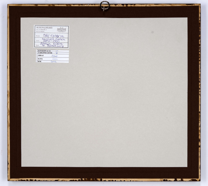 Widok ruin zamku w Janowcu w ujęciu od strony części zachodniej dziedzińca zamkowego. Na pierwszym planie fragment porośniętego roślinnością dziedzińca, po prawej część zrujnowanego południowego skrzydła zamku - tzw. Amfilady Tarłów. Pozostałości murów z widocznymi ubytkami i spękaniami. Po lewej kaplica zamkowa ujęta od strony absydy, z otworem drzwiowym, powyżej niego, po bokach dwa prostokątne okna.  Po lewej fragment północnego skrzydła.
