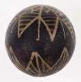 E/1329/ML - Technika batik. Motyw gwiazdy. Barwa tła brązowa, barwa motywu biała, żółta i różowa.