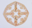 Wycinanka różowa w formie wieloboku z gwiazdą czteroramienną ażurowaną w centrum. Dookoła poczwórny motyw grzybków.
