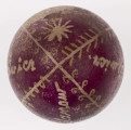 E/1563/ML - Technika batik. Podział podłużny na 4 części. Motyw drzewa życia oraz napisy (nazwiska: T. Birontowicz, A. Ogórkiewicz) i miejscowość: Żdanów). Barwa tła fioletowa (buraczkowa), barwa motywu biała i żółta.