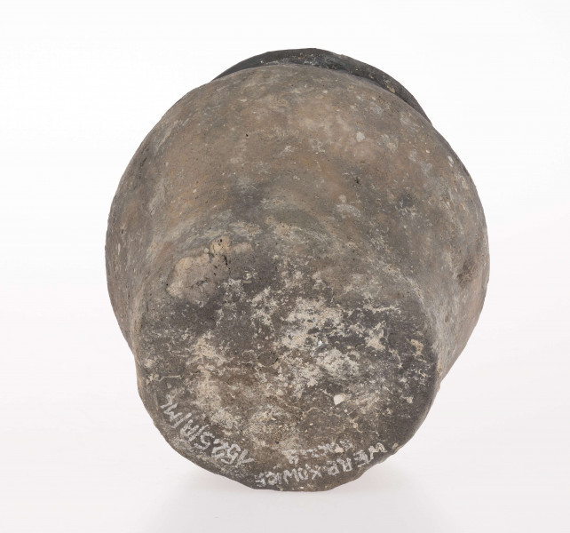 wymiary dodatkowe: 1,5 cm (wys. szyi); 0,7 cm (wys. stopki); 21,0 cm (śr. maks. wydętości brzuśca)
opis: dno lekko wklęsłe z dołeczkiem w środku, wyraźnie wyodrębione niewielką stopką; brzusiec dwustożkowaty, ostro profilowany; miejsce przejścia brzuśca w szyję zaznaczone wypukłą dookolną listwą; szyja niska, cylindryczna; wylew zaokrąglony, wywinięty na zewnątrz; górna część brzuśca zdobiona dookolnym rzędem narysowanych przez wygładzenie 