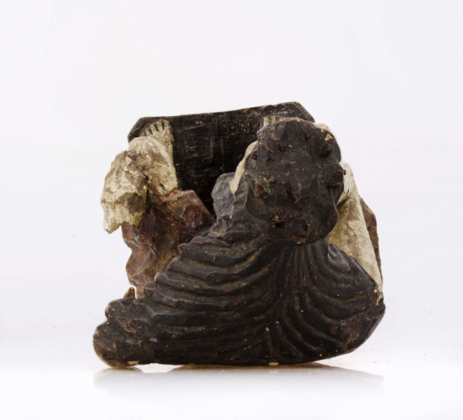 Rzeźba drewniana przedstawiająca postać Chrystusa Frasobliwego. Wykonana z jednego kawałka drewna lipowego. Głowa wsparta na prawej dłoni, która opiera się na kolanie. Rzeźba polichromowana: włosy – czarne, podstawa – czarna,. Ciało – białe, perizonium – brązowe. Na podstawie z przodu wyryta data 1864 oraz IHS.