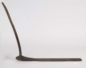 E/3052/ML - Przęślica krężołkowa z przysiadką. Pióro – pionowa beleczka i przysiadka z samorodnego drewna sosnowego. Krężel ruchomy w kształcie wydłużonego stożka. Obsadka przysiadki nieco podgięta ku górze, zakończona wyrzeźbionymi 3 zębami. Służy do umocowywania wełny, lnu lub konopi, przy wici nici za pomocą wrzeciona.