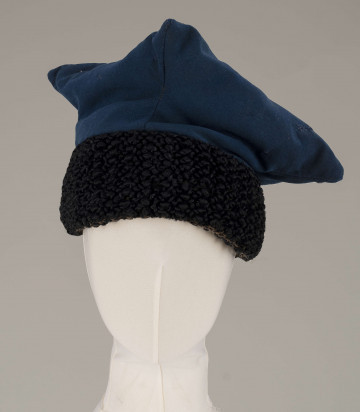 E/2822/ML - Czapka rogatywka, wysoka z barankowy otokiem. Wierzch granatowy. Pod spodem popielata podszewka w żółte paski.