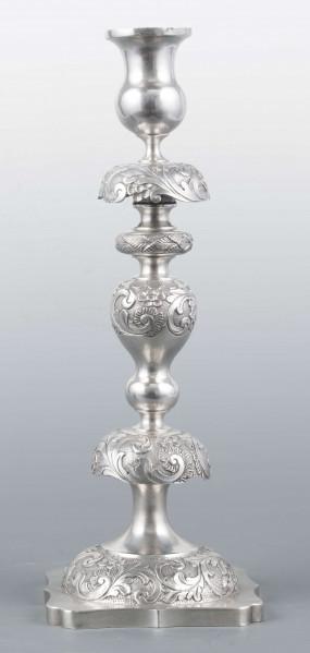 S/Mt/501/ML - Stopa okrągła nacokoliku kwadratowym z profilowanym brzegiem, trzon tralkowaty z talerzykiem i dwoma kołnierzami, tulejka w kształcie kielicha. Na brzegu stopy, kołnierzykach i w górnej części trzonu moletowany wzór wici roślinnej z kwiatami -  ornamenty polerowanę na zmatowionym tle. Na talerzyku wzór lancetowatych liści. 
Na boku cokolika słabo czytelna sygnatura majuskułą w prostokątach:
- I.SZTERN
- dodatkowy znak warsztatowy w postaci cyrklowej rozetki
- znak probierni warszawskiej z monogramem probierza 