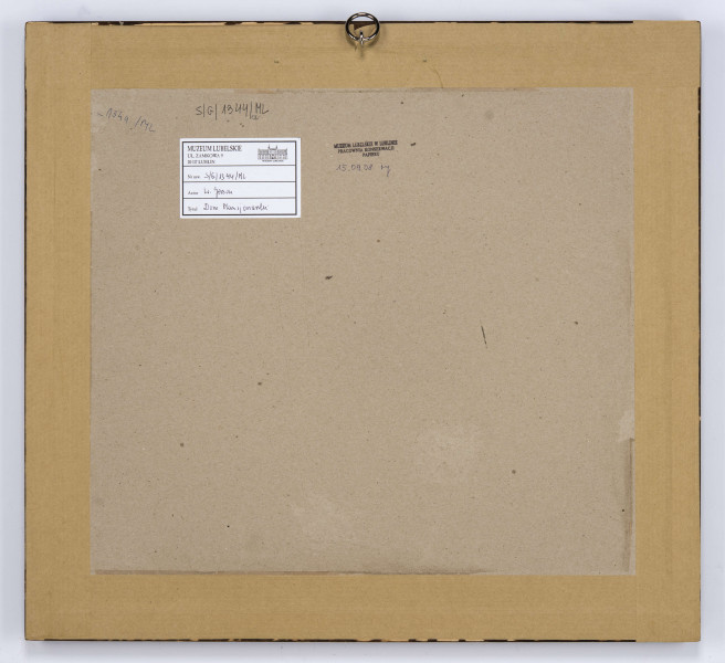 Widok Domu Mansjonarskiego w Lublinie w ujęciu od północno zachodniego narożnika z małą, nieistniejąca obecnie przybudówką od północy. Zachodnia, dłuższa elewacja z dwoma rzędami prostokątnych okien. Przed domem, na pierwszym planie fragment placu i pozostałości po wyburzeniu fary św. Michała. 
