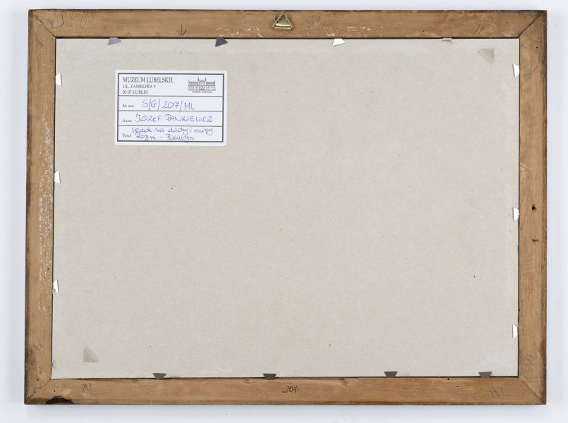 Widok zabudowań na tle szerokiej ściany zrujnowanego założenia. Na pierwszym planie fragmenty domów z 2-spadowymi dachami pokrytymi drobnymi płytkami dachówek. Po lewej, w głębi budynek otoczony tarasem. W tle ściana ruiny z pozostałościami wykuszy, balkonów i podpór architektonicznych nagromadzonymi przy prawym narożniku. W górnej partii kondygnacja z rzędem półkoliście zakończonych otworów. Ponad poziomą krawędzią górną ruiny pas drzew i bujnych zarośli. Ku prawej kompozycja urywa się. Przedstawienie szkicowe, operuje cienkimi liniami zagęszczonymi dla uzyskania faktury ukazanych przedmiotów i światłocienia. 
