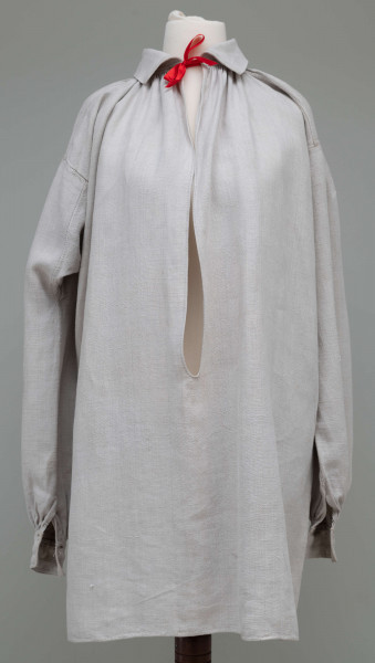 E/850/ML - Koszula męska wykonana z szarego lnianego płótna. Szyta ręcznie. Mankiety i kołnierz stębnowane brązową nicią.