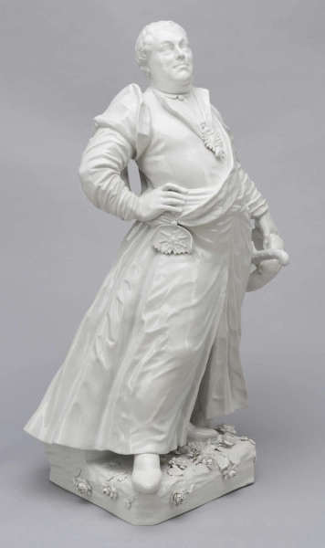 S/CS/657/ML - Figura z białej porcelany przedstawia króla Augusta III en pied na cokole zdobionym plastycznie modelowanymi różami i goździkami. Król stoi w kontrapoście, z lekko uniesioną głową, prawą rękę opiera na biodrze, w lewej opuszczonej trzyma czapkę okrągłą obszytą futrem. Ubrany jest w polski strój szlachecki: żupan, kontusz z zarzuconymi wylotami i pas. Na piersi ma order Złotego Runa i wstęgę z krzyżem orderu Orła Białego, przy lewym boku szablę na ozdobnych rapciach.
Figura stanowi wierne odwzorowanie portretu króla wykonanego przez Louis de Silvestre'a nadwornego malarza ok. roku 1737 (obecnie w zbiorach Muzeum w Wilanowie).