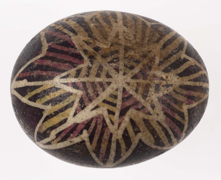 E/1329/ML - Technika batik. Motyw gwiazdy. Barwa tła brązowa, barwa motywu biała, żółta i różowa.