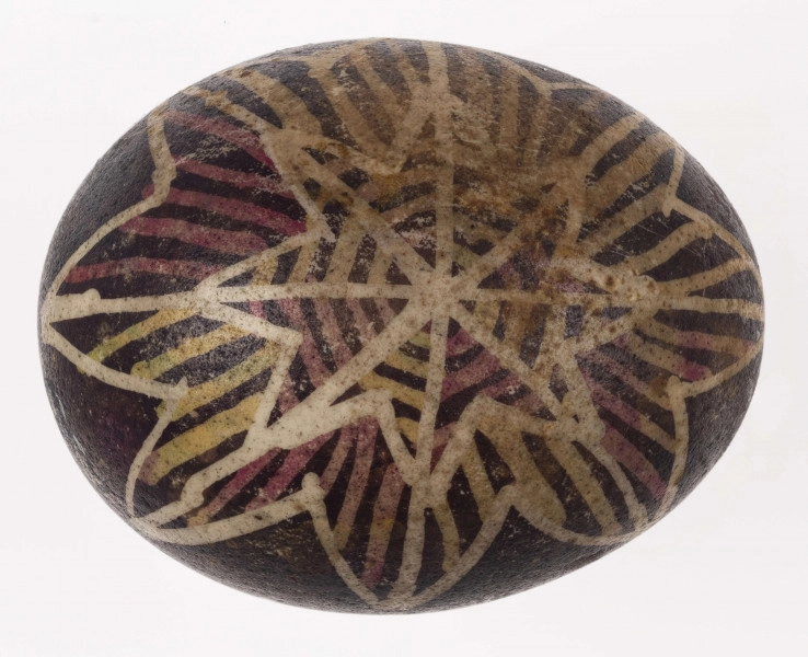 E/1329/ML - Technika batik. Motyw gwiazdy. Barwa tła brązowa, barwa motywu biała, żółta i różowa.