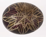 E/1329/ML - Technika batik. Motyw gwiazdy. Barwa tła brązowa, barwa motywu biała, żółta i różowa.