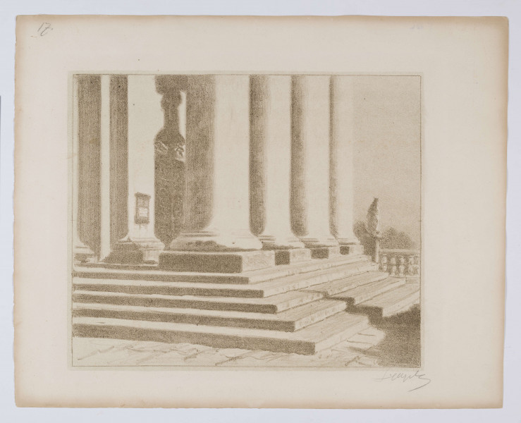 S/G/820/ML - Widok dolnych partii portyku kolumnowego katedry lubelskiej. Widoczny narożnik 5-stopniowych schodów wiodących do świątyni, dolne części 4 kolumn portyku oraz fragment fasady z portalem wejściowym na osi. U dołu po prawej, w tle fragment kamiennej balustrady oddzielającej plac katedralny od ulicy Królewskiej. Kolumny ukazane w perspektywicznym rzędzie, ustawione na niskich, kwadratowych cokołach, trzony gładkie. Formy modelowane miękko szerokimi, przetartymi smugami w odcieniu szarobrunatnym.