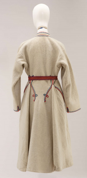 Sukmana kobieca, odświętna, szyta ręcznie z samodziałowego, folowanego sukna w kolorze białym. Nieodcinana w talii, przody bez zapięcia. Rękawy długie, lekko zwężone ku dołowi. Na bokach poniżej talii wstawione trójkątne kliny, które tworzą fałdy. W szwach łączących przody z klinami – tzw. ślepe kieszenie. Ozdobiona czerwonym i granatowym sznureczkiem wełnianym: na kołnierzyku, na przodzie,  dole rękawów oraz na bokach poniżej talii i przy kieszeniach. Często przepasywana była wełnianą krajką.