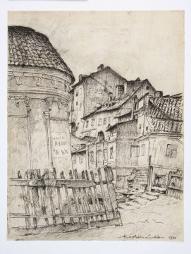 Fragment ulicy Podwale w Lublinie. Po lewej stronie kościół św. Wojciecha ukazany od strony absydy, kryty dachówką. Elewacja podzielona poziomo dwoma gzymsami z mondylionami 
u góry oraz pionowo (detal architektoniczny). Od dołu budowlę przesłania umieszczony na pierwszym planie drewniany płotek. Po prawej stronie zabudowa miejska w postaci kilkukondygnacyjnych domów różnej wysokości ustawionych (przeważnie kalenicowo) wzdłuż wąskiej uliczki.
