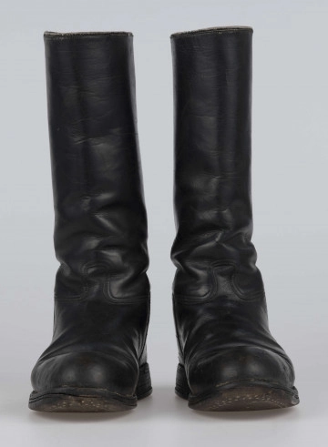 E/14717/ML - Buty „oficerki” skórzane, czarne, na skórzanej 3 warstwowej podeszwie. Obcas z 7 warstw skóry. Całość przybita drewnianymi kołeczkami. Napiętki sztywne, przechodzą w miękko usztywnione cholewy. 