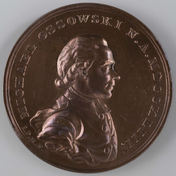 N/2448/ML - AV. Popiersie Michała Ossowskiego w profilu w prawo, w sutannie jezuitów. W otoku napis rozdzielony na dole przez wizerunek:
MICHAEL OSSOWSKI N.A.MDCCXLIII.
Monogram: I.P.H.F.

RV. Dziewięciowierszowy napis:
CIVI UTILI / QUI ZELO BONI / PUBLICI DUCTUS / NOVAS COMMERCII / PATRII VIAS / DIDICIT ET DOCUIT / STAN:AUG:REX / SUO ET GRATIAE / PATRIAE NOMINE / A.MDCC - LXXXVII.
Ostatni wiersz rozdzielony przez kaduceusz, po bokach którego zakomponowane w półkolu dwie gałązki dębowe.
