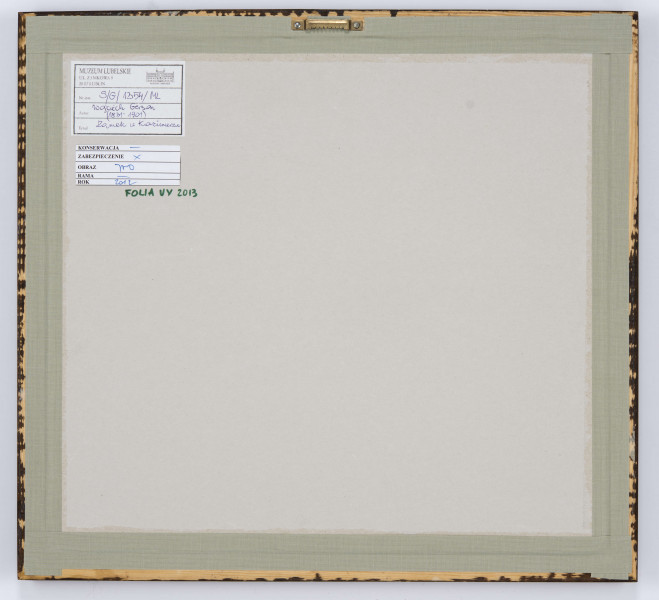 Widok zamku w Kazimierzu Dolnym w ujęciu od strony południowo-wschodniej, z Góry Trzech Krzyży. Na porośniętym drzewami, usytuowanym centralnie wzgórzu mury zamku. Na pierwszym planie kryty gontem dach plebanii. Po prawej fragment połozonej u stóp wzgórza drogi, po lewej łuk drewnianego ogrodzenia i pochylona sylwetka mężczyzny. 
