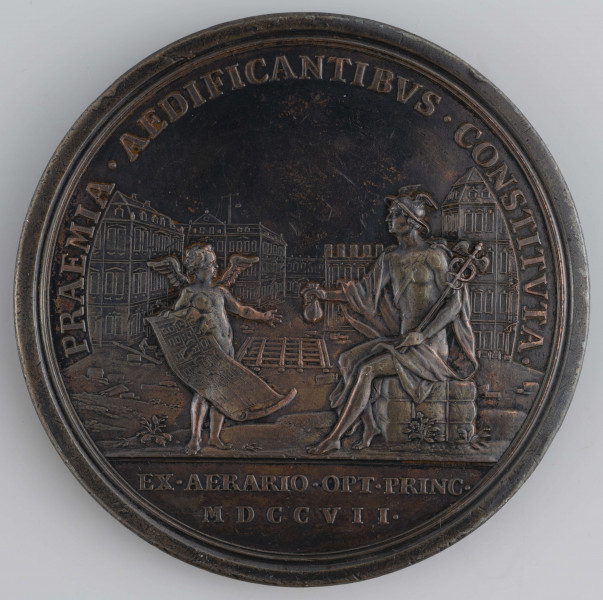 N/1550/ML - AV. Głowa króla w profilu w prawo. W otoku napis rozdzielony na dole przez wizerunek:
D . G . AVGVSTVS II . REX POLON . ELECT . SAXON . 
U dołu sygnatura: H . P . GROSKVRT .

RV. Z prawej Merkury siedzący na murze wręcza sakiewkę amorkowi trzymającemu w prawej ręce rysunek budynku. W tle zabudowania. Na górze w otoku napis:
PRAEMIA . AEDIFICANTIBVS . CONSTITVTA . 
Na dole w odcinku napis:
EX . AERARIO . OPT . PRINC . / MDCCVII
