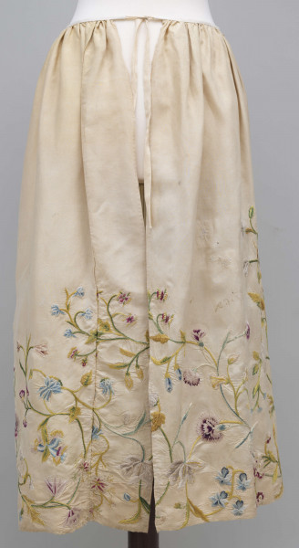 E/890/ML - Zapaska wykonana z jedwabiu koloru kremowego. Haftowana w kolorowe kwiaty. Haft płaski cienowany.