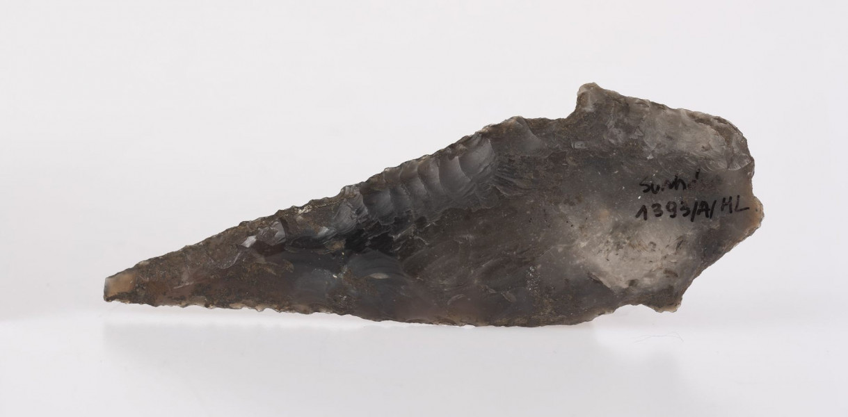 Grot oszczepu krzemienny