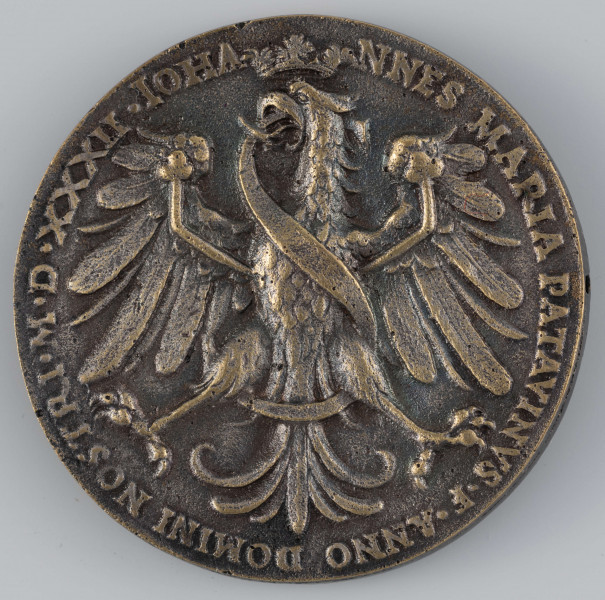 N/1492/ML - AV. Ukoronowane popiersie króla; głowa w profilu, tors en trois - quarts w prawo, w zbroi. W otoku napis:
HEC EST SARMATIE SIGISMVNDI REGIS IMAGO . ANNO REGNI SVI XXVI . AETS . LXIIII . 

RV. Ukoronowany polski orzeł z przeplecionym wokół tułowia monogramem króla - literą S. W otoku napis przedzielony u góry koroną:
IOHA - NNES MARIA PATAVINVS . F . ANNO DOMINI NOSTRI . M . D . XXXII .
W napisach w miejscu kropek znaki międzywyrazowe w postaci kuleczek.

Na linii poziomej po obydwu stronach obrzeża nagwintowane otwory o średnicy 2,1 mm