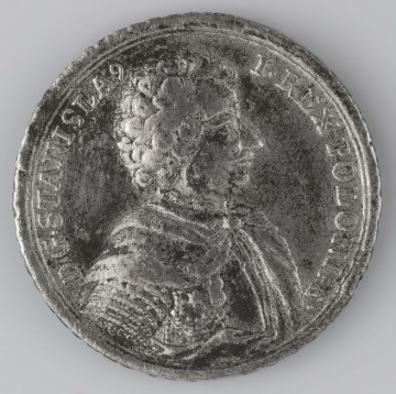 N/1571/ML - AV. Popiersie Stanisława Leszczyńskiego w profilu w prawo, z odkrytą głową, w zbroi. W otoku napis rozdzielony na górze i na dole przez wizerunek:
DG . STANISLA  -  I . REX POLONIAE.
Dwie ostatnie litery napisu w formie ligatury.
Na przecięciu ramienia monogram: M.T.C.C.

RV. Na scenie aktor w polskim stroju, z berłem w ręce. Z lewej zza kurtyny postać. Na dole w odcinku napis:
DONEC LVDITVR / ADORATVR . / 1707 .
Na obrzeżu napis dookolny:
EST NEUTRO PASSIVUM CUIUS IMPERATIVUS NON AMPLIUS 
IN USU . AN . 1710 .