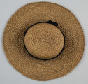 E/586/ML - Kapelusz ze słomy żytniej, o owalnym denku i płaskim rondzie. Upleciony techniką warkoczową - warkocze wąskie, ząbkowane, zszyte szarymi nićmi. Denko otoczone czarną, jedwabną wstążką o szerokości 5 cm.

