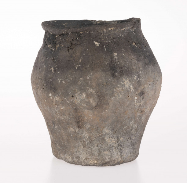 wymiary dodatkowe: 1,5 cm (wys. szyi); 0,7 cm (wys. stopki); 21,0 cm (śr. maks. wydętości brzuśca)
opis: dno lekko wklęsłe z dołeczkiem w środku, wyraźnie wyodrębione niewielką stopką; brzusiec dwustożkowaty, ostro profilowany; miejsce przejścia brzuśca w szyję zaznaczone wypukłą dookolną listwą; szyja niska, cylindryczna; wylew zaokrąglony, wywinięty na zewnątrz; górna część brzuśca zdobiona dookolnym rzędem narysowanych przez wygładzenie 