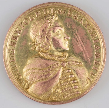 N/1545/ML - AV. Popiersie króla w profilu w prawo, w wieńcu laurowym na głowie. W otoku napis rozdzielony na dole przez wizerunek:
AVG : II . D : G . REX POL . M . D . L . &  D . SAX . S . R . / . A - M . ET EL .

RV. W profilu w lewo postać kobieca w gronostajowym płaszczu klęczy przed ołtarzem, na którym w naczyniu pali się kadzidło. Pomiędzy stopami a ołtarzem - korona. Wokół kompozycji napis rozdzielony na dole przez nią:
PRO SALVTE  -  OPTIMI PRINCIPIS . 
Na dole, w odcinku:
VOTA POL . ET SAX . / M . D C . II C .

Na AV. po prawej trzy rysy.

