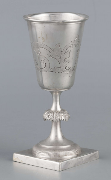 S/Mt/557/ML - Czara koniczna z brzegiem obwiedzionym wałkiem, trzon zdobiony kapturkiem z repusowanym w liście akantu, stopa okrągła z kwadratową plintą. Brzeg stopy karbowany. Na powierzchni czary grawerowany wzór stylizowanej wici roślinnej.
Na brzegu plinty sygnatury wypukłe majuskułą w prostokatnych ramkach:
- J.GAŁECKI
- w LUBLINIE
- punca owalna z przedstawieniem dłoni 
i punca okrągła z oznaczeniem próby 