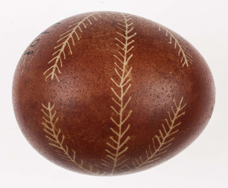 E/1073/ML - Technika batik. Podział podłużny na 2 części. Motyw krzyża z gałązek. Barwa tła brązowa, barwa motywu biała.