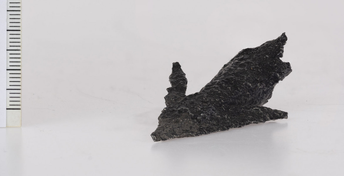 1626/A/ML - Grot dzirytu z zadziorami. Mały, żelazny, krótki grot dzirytu posiada szeroko rozstawione zadziory. Na krawędzi tulejki znajduje się trzeci zadzior. Tulejka jest niedokuta. Przedmiot ten jest najbliższy harpunom – narzędziom do połowu ryb – znanym z trzech grobów na cmentarzysku w Oblinie na Mazowszu, które datowane są na drugą połowę II w. n.e.