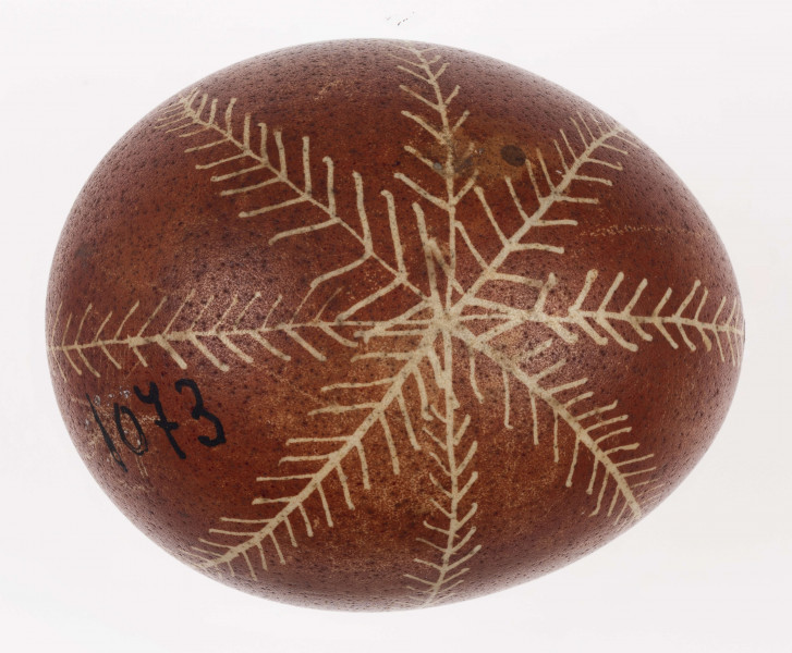 E/1073/ML - Technika batik. Podział podłużny na 2 części. Motyw krzyża z gałązek. Barwa tła brązowa, barwa motywu biała.