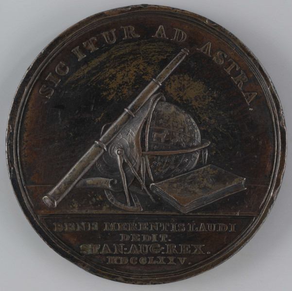 N/2464/ML - AV. Popiersie Marcina Poczobuta w profilu w prawo, z odkrytą głową, w sutannie jezuitów. W otoku napis rozdzielony na dole przez wizerunek:
MART:POCZOBUT.ASTRON:REG:POL:SOC:R:LOND:N:MDCCXXVIII.
Monogram: I.P.H.F.

RV. Przyrządy związane z astronomią i zamknięta księga. Na górze w łuku napis:
SIC ITUR AD ASTRA.
Na dole w odcinku:
BENE MERENTIS LAUDI / DEDIT . / STAN:AUG:REX. / MDCCLXXV