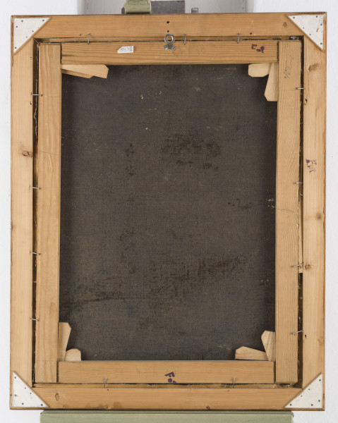 Obraz olejny na płótnie. Postać Chrystusa ujęta 3/4, lekko zwrócona w prawo. Ciało odkryte do bioder, ciemnobeżowe, kontury wycieniowane szarobrązowe. Zaznaczone obojczyki, żebra i przepona. Na biodrach biało-szara przepaska. Ręce zgięte w łokciach, skrzyżowane na przegubach dłoni z rozpostartymi lekko palcami. Związane szaro-brązową linką, splot zaznaczony bielą. W prawej ręce brunatno-czarna palma męczeństwa (w postaci pałki wodnej), oparta o prawe ramię i wychodząca poza nie ukośnie na zewnątrz, na wysokość głowy. Na ramionach Chrystusa płaszcz o zgaszonej czerwieni, lekko nakrywając prawy obojczyk spływa ku dołowi z tyłu, przez lewę ramię przechodzi do przodu, przysłaniając część torsu oraz ramię. Załamuje się na zgięciu i fałdą spływa w dół, przysłaniając uda. Fałdy wycieniowane ciemniejszą czerwienią w odcieniu brązu i paskami przezroczystego, zgaszonego pomarańczu. Płaszcz zawiązany jest pod szyją czarną tasiemką, na kokardę. Twarz Chrystusa okolona krótką brązową brodą, nad rozchylonymi czerwonymi ustami brązowe wąsy. Wokół ust i nosa wycieniowane bruzdy. Nos prosty, oczy brązowe, duże lekko migdałowe o rozjaśnionych powiekach, brwi brązowe proste. Owal o zaznaczonych kościach policzkowych. Wokół głowy aureola w kolorze złamanej żółci. Od głowy odchodzą na przemian po 3 rodzaje promieni. Białe, proste (środkowy dłuższy falisty), szaro-oliwkowe. Tło obrazu ciemnoszare z odcieniem różu i beżu. Po lewej stronie w dołu zaznaczona balustrada ze sterczynami.