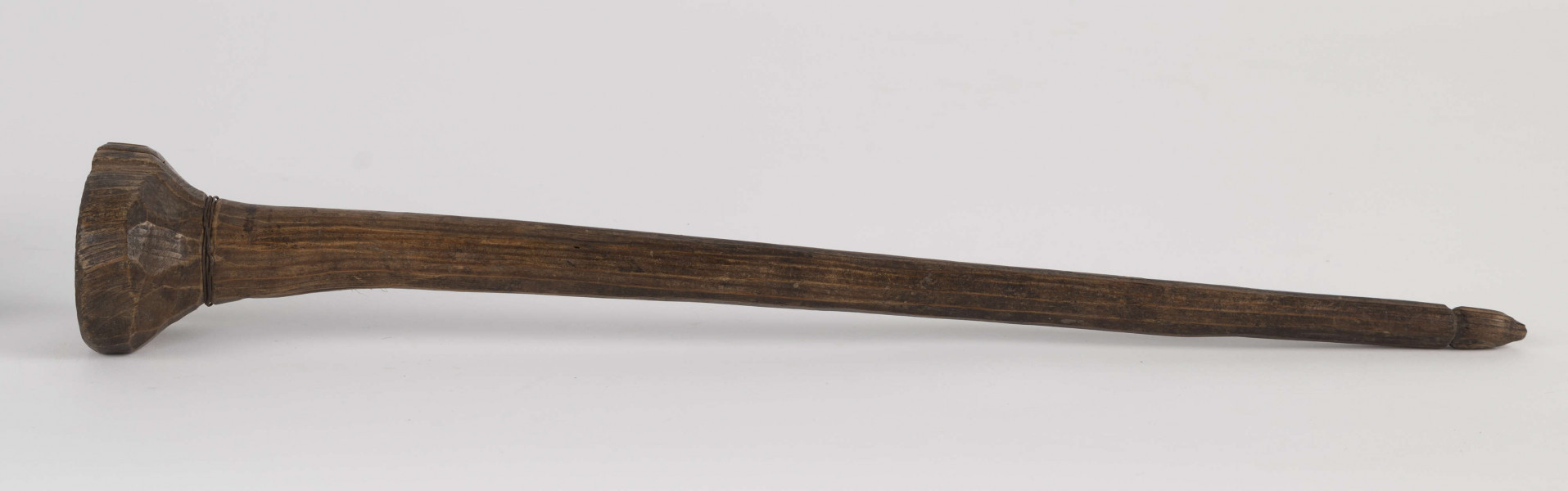 E/3052/ML - Przęślica krężołkowa z przysiadką. Pióro – pionowa beleczka i przysiadka z samorodnego drewna sosnowego. Krężel ruchomy w kształcie wydłużonego stożka. Obsadka przysiadki nieco podgięta ku górze, zakończona wyrzeźbionymi 3 zębami. Służy do umocowywania wełny, lnu lub konopi, przy wici nici za pomocą wrzeciona.