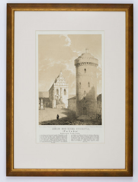 Widok dziedzińca zamku lubelskiego z kaplicą i basztą. Na pierwszym planie, po prawej baszta na planie koła, w głębi nieco na lewo od osi, w obwodzie murów skrzydła wschodniego bryła późnogotyckiej kaplicy św. Trójcy. Przy północnej ścianie kaplicy dawny dom mansjonarski, po lewej wolnostojąca smukła kapliczka. Przedstawienie w tonacji szarości i beżu, miękko modelowane.