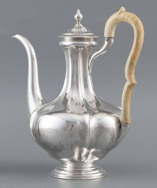 S/Mt/514/ML - Kafetiera w kształcie tralki o brzuscu pękatym i smukłej szyjce, profilowana a żeberkowaniem, na niskiej stopie. Wylew w formie dziobka, ucho kościane z okrągłego wałka, profilowane, osadzone w dwóch tulejkach, pokrywka wysklepiona, z wystającą kryzą i uchwytem w kształcie cebulki. Wnetrze złocone.
Na dnie sygnatura:
- imienna 