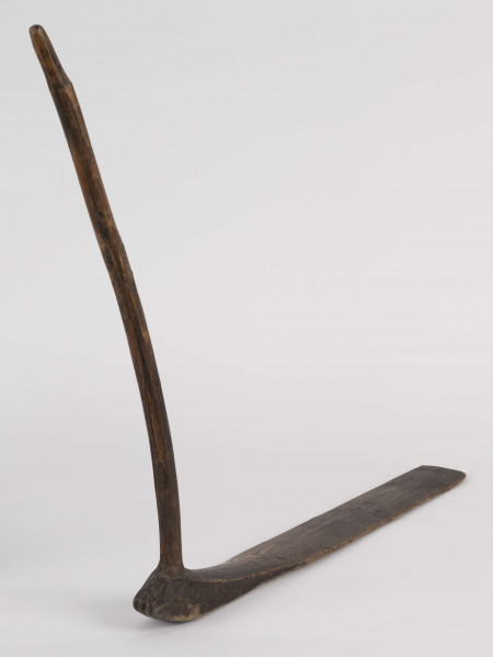 E/3052/ML - Przęślica krężołkowa z przysiadką. Pióro – pionowa beleczka i przysiadka z samorodnego drewna sosnowego. Krężel ruchomy w kształcie wydłużonego stożka. Obsadka przysiadki nieco podgięta ku górze, zakończona wyrzeźbionymi 3 zębami. Służy do umocowywania wełny, lnu lub konopi, przy wici nici za pomocą wrzeciona.