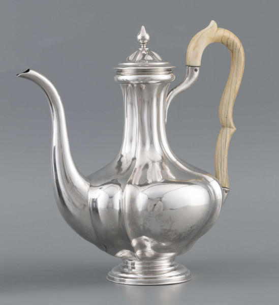 S/Mt/514/ML - Kafetiera w kształcie tralki o brzuscu pękatym i smukłej szyjce, profilowana a żeberkowaniem, na niskiej stopie. Wylew w formie dziobka, ucho kościane z okrągłego wałka, profilowane, osadzone w dwóch tulejkach, pokrywka wysklepiona, z wystającą kryzą i uchwytem w kształcie cebulki. Wnetrze złocone.
Na dnie sygnatura:
- imienna 