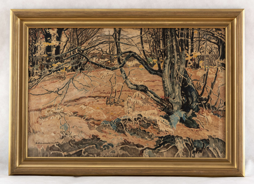 Pejzaż w jesiennej scenerii. Na pierwszym planie rozległy teren z usytuowanym fragmentarycznie w prawej części kompozycji rozgałęzionym pniu drzewa o powyginanych, niemal bezlistnych gałeziach. W oddali widoczne inne drzewa i zarośla, których pnie tworzą dekoracyjne, linearne układy. Kolorystyka zdominowana przez wyciszone tony brązów, ugrów i czerni z akcentami żółcieni liści i przygaszonych, niebieskawych paproci. 
  