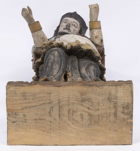 E/8422/ML - Rzeźba drewniana, pełna, polichromowana, przedstawiająca św. Jana Nepomucena. Zakomponowana frontalnie, z rękoma zgiętymi w łokciu i lekko rozłożonymi. Twarz owalna, pomalowana białą farbą. Małą broda i krótkie czarne wąsy. Nos krótki, prosty. Oczy owalne podkreślone czarnym konturem. Brwi łukowate, wąskie, czarne. Włosy czarne, ułożone w pukle. Na głowie czarny biret. Długa czarna sutanna, biała komża ozdobiona u dołu złotą koronką. Na piersiach krzyż, zawieszony na łańcuchu. Na komżę narzucona jasnoniebieska peleryna. Stopy lekko rozstawione. Obuty w sandały o jednym pasku. 

Konserwacja: 1990 r.