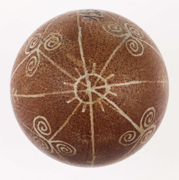 E/1296/ML - Technika batik. Podział na podłużny na 4 części, podział poprzeczny na 2 części. Motyw trykwetru. Barwa tła brązowa, barwa motywu biała.