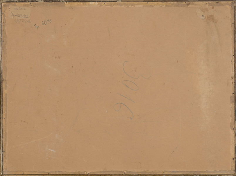 S/G/61/ML - Portret młodej kobiety w ujęciu do wysokości piersi, tułów 3/4 w prawo, twarz en face. Wąskie oczy o prostych brwiach, usta o delikatnie uniesionych w uśmiechu kącikach. Włosy z przedziałkiem, zaczesane gładko, na tył głowy zsunięta chustka. Ubrana w kwiecisty kaftan. Przez ramiona przewieszona lniana chusta, w której na plecach bańki z mlekiem. Węzeł chusty związany na piersi, przytrzymywany prawą dłonią. W tle pejzaż z rozłożystą wierzbą w prawej części kompozycji.
